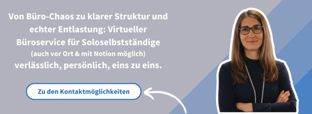 Links steht der Text: „Von Büro-Chaos zu klarer Struktur und echter Entlastung: Virtueller Büroservice für Soloselbständige (auch vor Ort & mit Notion möglich) – verlässlich, persönlich, eins zu eins.“

Darunter befindet sich ein Button mit der Aufschrift „Zu den Kontaktmöglichkeiten“.

Rechts ist ein Porträtfoto einer Frau mit langen braunen Haaren und Brille zu sehen. Sie trägt ein dunkles Oberteil und eine lange Perlenkette, steht mit verschränkten Armen vor einem hellblauen Hintergrund mit diagonalen Formen und lächelt freundlich in die Kamera.

Die Grafik dient als visuelle Einführung in das Angebot für virtuellen Büroservice und verweist über den Button auf die Kontaktseite.